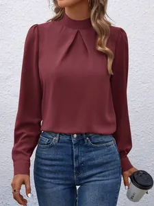 Elegante weinrote langärmelige Satinbluse mit edlem plissiertem Stehkragen für Damen