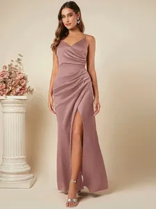 Mauve satijnen maxi-jurk met geplooide details en een hoge split