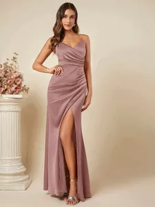 Elegante oudroze satijnen slipdress met verfijnde zijplooien en sexy hoge split