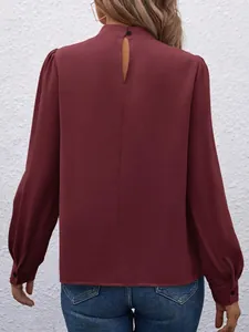 Detailansicht der Rückseite einer eleganten weinroten Satinbluse mit Schlüsselloch-Ausschnitt