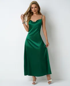 Robe longue élégante en satin vert foncé avec de fines bretelles et un détail de col bénitier
