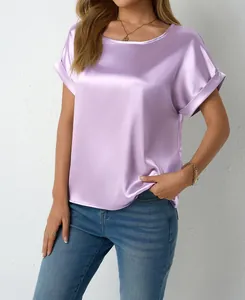 Dettaglio di un'elegante camicetta di raso lavanda a maniche corte da donna, trama lucida