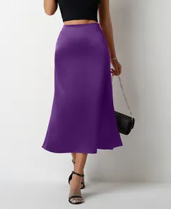 Vue détaillée de la jupe midi sirène en satin violet, texture lisse et drapé élégant