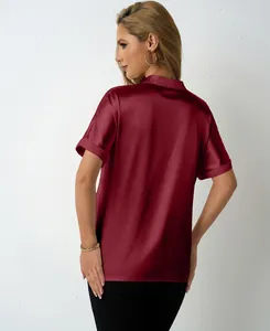Dettaglio posteriore di una camicia bordeaux in raso a maniche corte con elegante collo alto.