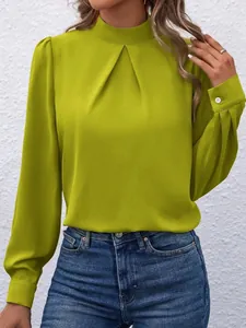 Detail einer lindgrünen Satinbluse mit Langarm, elegantem Stehkragen und Falten