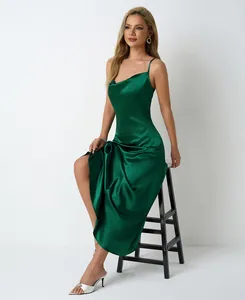 Élégante robe nuisette en satin vert émeraude avec finition soyeuse et coupe drapée fluide.