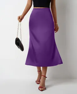 Gros plan sur une jupe midi en satin violet montrant la texture lisse et l'ourlet