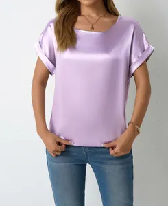 Dettaglio ravvicinato di una camicia a maniche corte in raso lavanda con elegante lucentezza