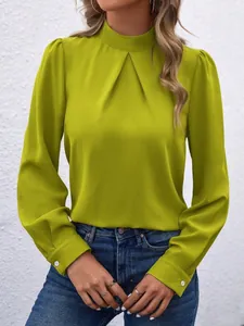 Nahaufnahme einer lindgrünen Satinbluse mit elegantem Stehkragen und Falten vorne