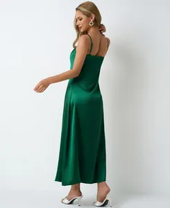 Élégante robe mi-longue en satin vert émeraude avec vue de dos et drapé soyeux