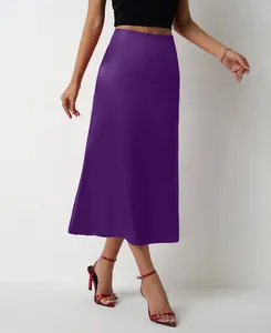 Élégante jupe midi en satin violet pour femme avec finition brillante et taille haute