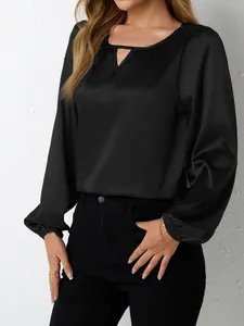Elegante schwarze Satinbluse mit langen Ärmeln und V-Ausschnitt für Damen im Büroalltag