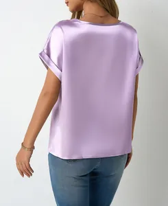 Vista posteriore di una camicetta di raso lilla a maniche corte da donna, vestibilità ampia