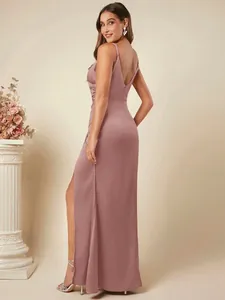 Elegante mauve satijnen hemdjurk met sexy geplooide details en een hoge zijsplit