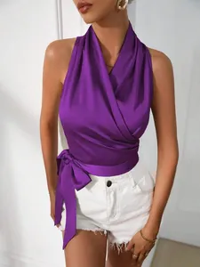 Detailopname van paarse satijnen halter wikkel-top met strikceintuur op een model