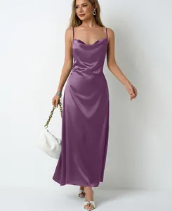 Robe longue en satin violette avec col bénitier et fines bretelles montrée sur modèle.