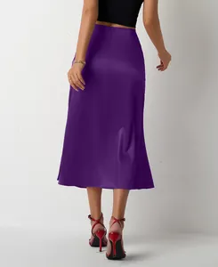 Vue arrière détaillée d'une élégante jupe mi-longue en satin violet de style sirène