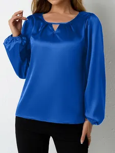 Elegante königsblaue Satinbluse für Damen mit langen Ärmeln und Schlüssellochausschnitt.