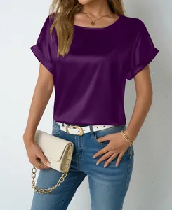 Dettaglio di camicetta in raso viola a maniche corte con texture ed outfit elegante.