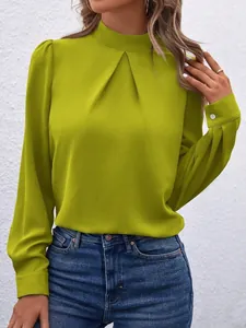 Nahaufnahme des lindgrünen Satin-Langarmshirts mit plissiertem Stehkragen-Detail