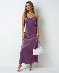 Robe longue élégante en satin violet avec col bénitier et fines bretelles de détail