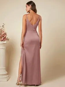 Elegante mauve satijnen maxi-jurk met een V-rug en een hoge zijsplit voor dames