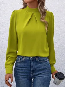Elegante lindgrüne Satin-Langarmbluse mit raffiniertem plissiertem Stehkragen-Detail