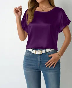 Elegante camicetta viola in raso a maniche corte da donna con morbida texture setosa