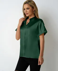Primo piano di un'elegante camicia di raso verde scuro con colletto alla coreana.