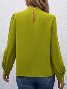 Detaillierte Rückansicht einer eleganten limettengrünen Satinbluse mit Schlüsselloch-Verschluss