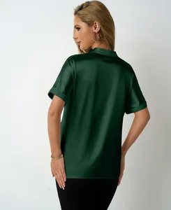 Vista posteriore di una camicia in raso verde scuro con colletto alla coreana