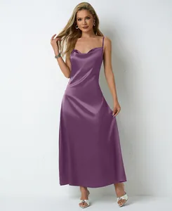 Vue détaillée de l'élégante robe midi en satin violet à bretelles avec texture de soie