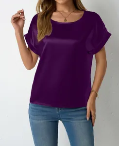 Dettaglio di elegante camicetta di raso viola a maniche corte da donna in stile casual