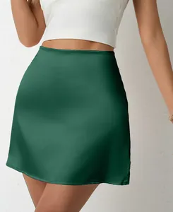 Dettaglio di una minigonna a trapezio in raso verde scuro con vita alta alla moda