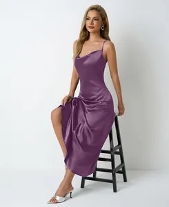 Robe midi élégante en satin violet avec de fines bretelles et une encolure drapée raffinée
