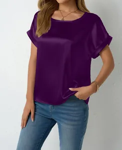 Elegante camicetta a maniche corte in raso viola da donna con una finitura setosa lucida.
