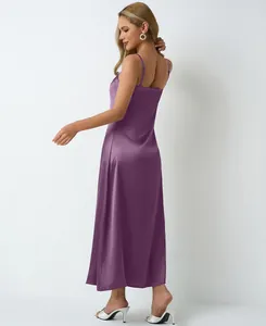 Robe midi élégante en satin violet avec une vue latérale et arrière sur le mannequin