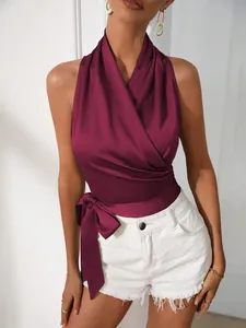 Elegante donker magenta satijnen haltertop met een overslag en strik aan de zijkant
