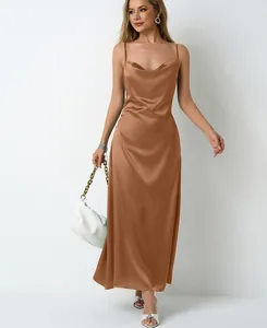 Robe longue élégante en satin de couleur bronze avec col bénitier sans manches