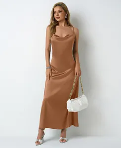 Robe nuisette élégante en satin marron avec col bénitier et fines bretelles pour femmes.