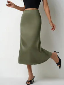Élégante jupe midi sirène en satin vert olive pour femme avec un fini soyeux luxueux