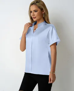 Camicia a maniche corte in raso azzurro con elegante colletto alla coreana.