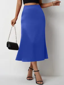 Jupe midi satinée bleu roi coupe sirène à taille haute pour un style chic printemps/été