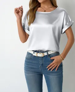 Elegante camicia in raso argento a maniche corte da donna con vestibilità ampia e risvolti