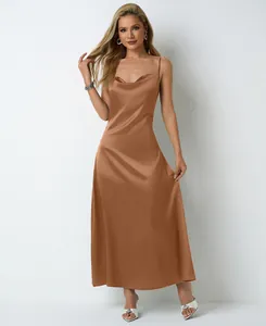 Robe nuisette en satin bronze élégante avec col bénitier et finition lisse et brillante