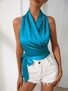 Elegante satijnen haltertop in turquoise met overslagontwerp en een chique strik aan de zijkant