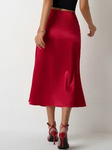 Jupe sirène midi élégante en satin rouge à taille haute pour femme, vue de derrière