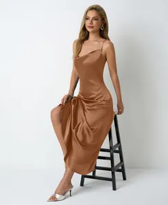 Gros plan sur une robe midi élégante en satin marron avec un superbe col bénitier fluide