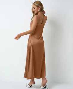 Détail du dos et du côté d'une robe midi en satin cuivré portée par un mannequin