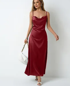 Élégante robe nuisette en satin bordeaux avec un col bénitier et fente latérale.
